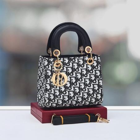 : إبداع راقٍ في حقيبة Dior Mini تحت علامة Modaama