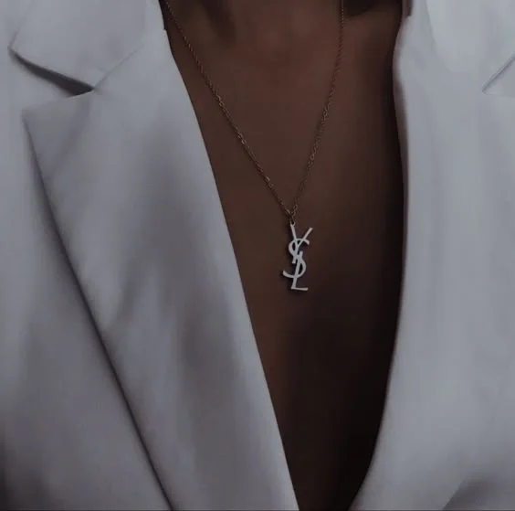 Collier YSL Argenté – Style Monogramme