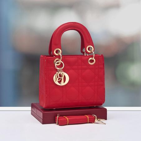 أناقة لا تُضاهى مع حقيبة Dior الراقية - Modaama