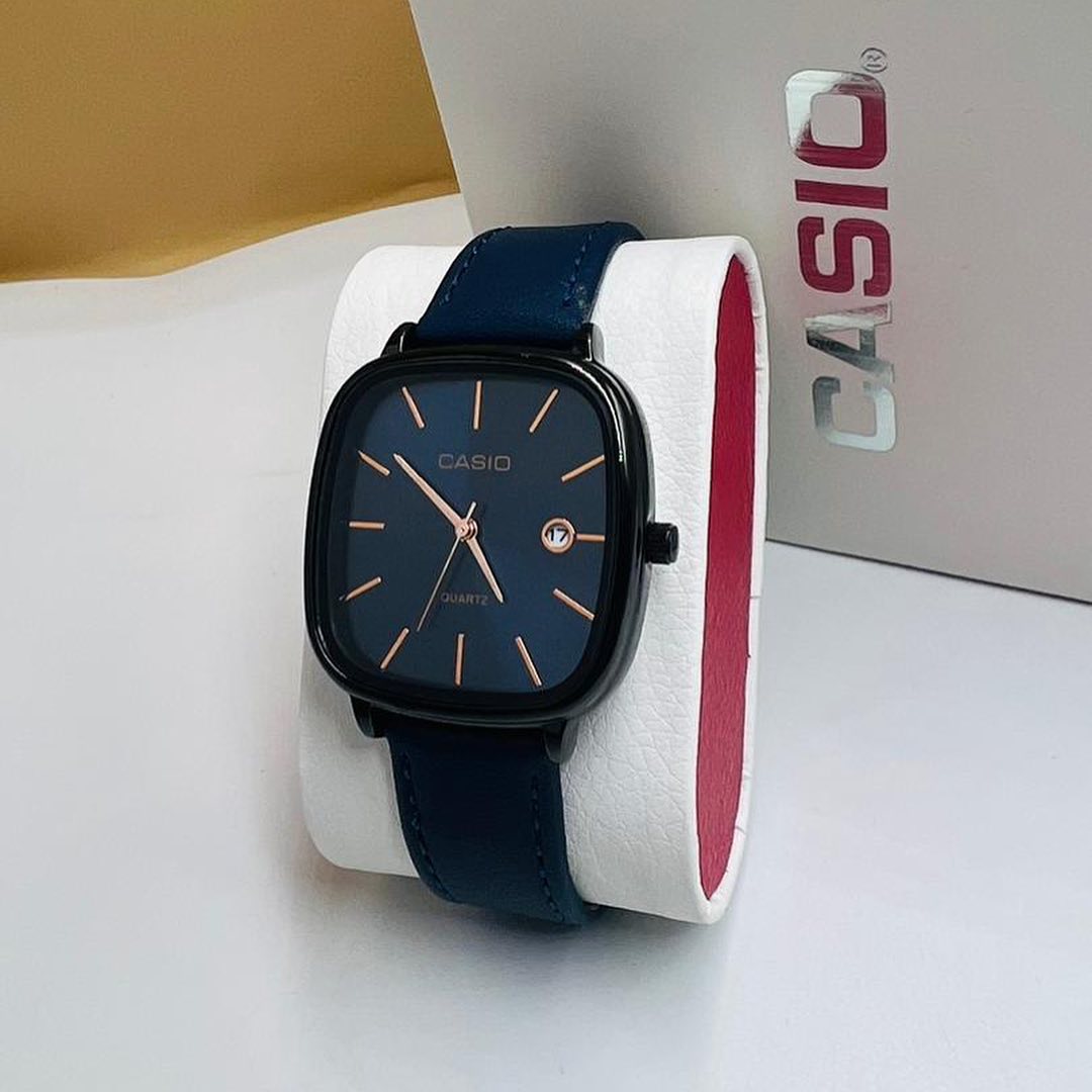 ساعة كاسيو بحزام جلدي وإطار مربع