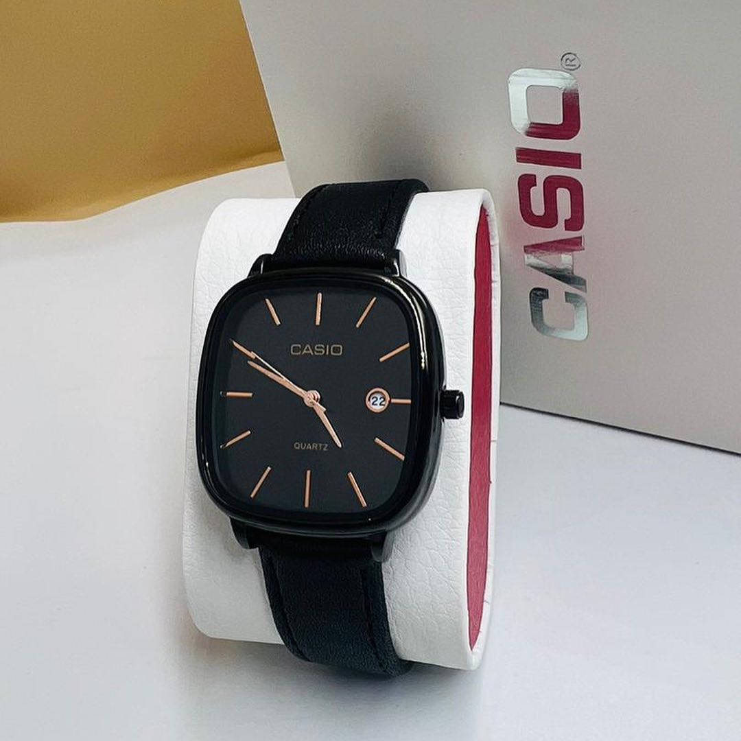ساعة كاسيو بحزام جلدي وإطار مربع