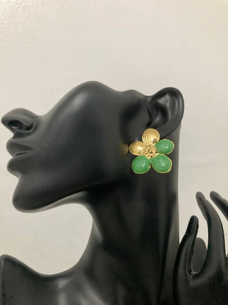 Boucles d’Oreilles  – Élégance Florale Intemporelle