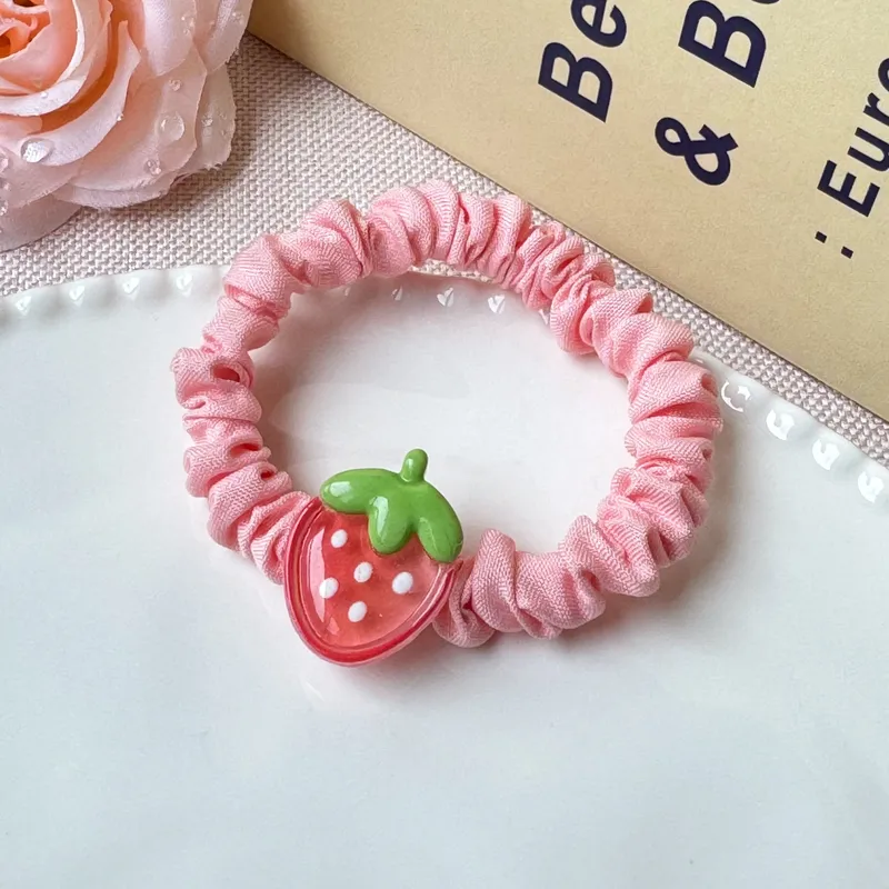 ✨✨​🤩​🍓Chouchou froncé en tissu rose avec ornement "Fraise"​✨​🤩​🍓✨