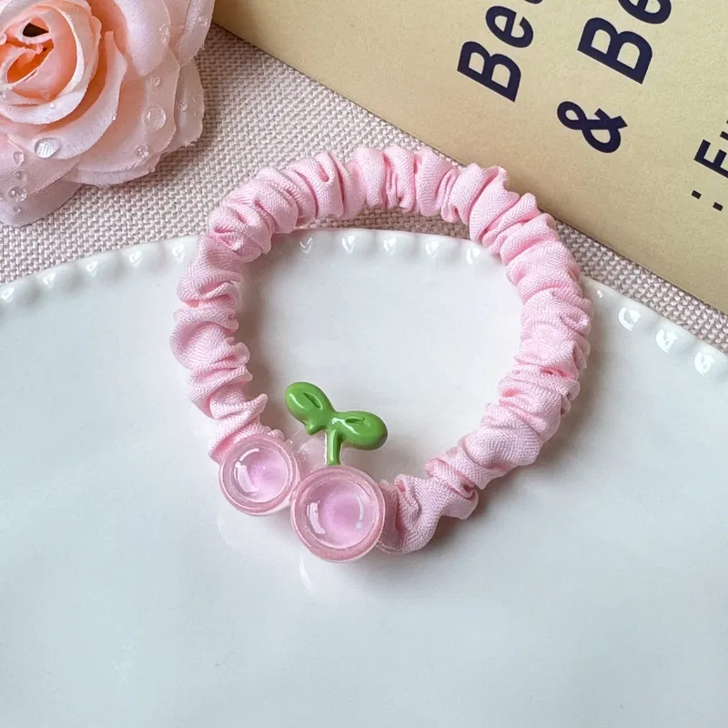 🍒​✨​🍒​🩷​Chouchou froncé en tissu rose avec ornement "Cerise" 🍒​✨​🍒​🩷