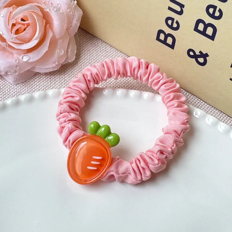 ✨🥕​⭐​🩷​​Chouchou froncé en tissu rose avec ornement "Carotte" 🥕​⭐​🩷