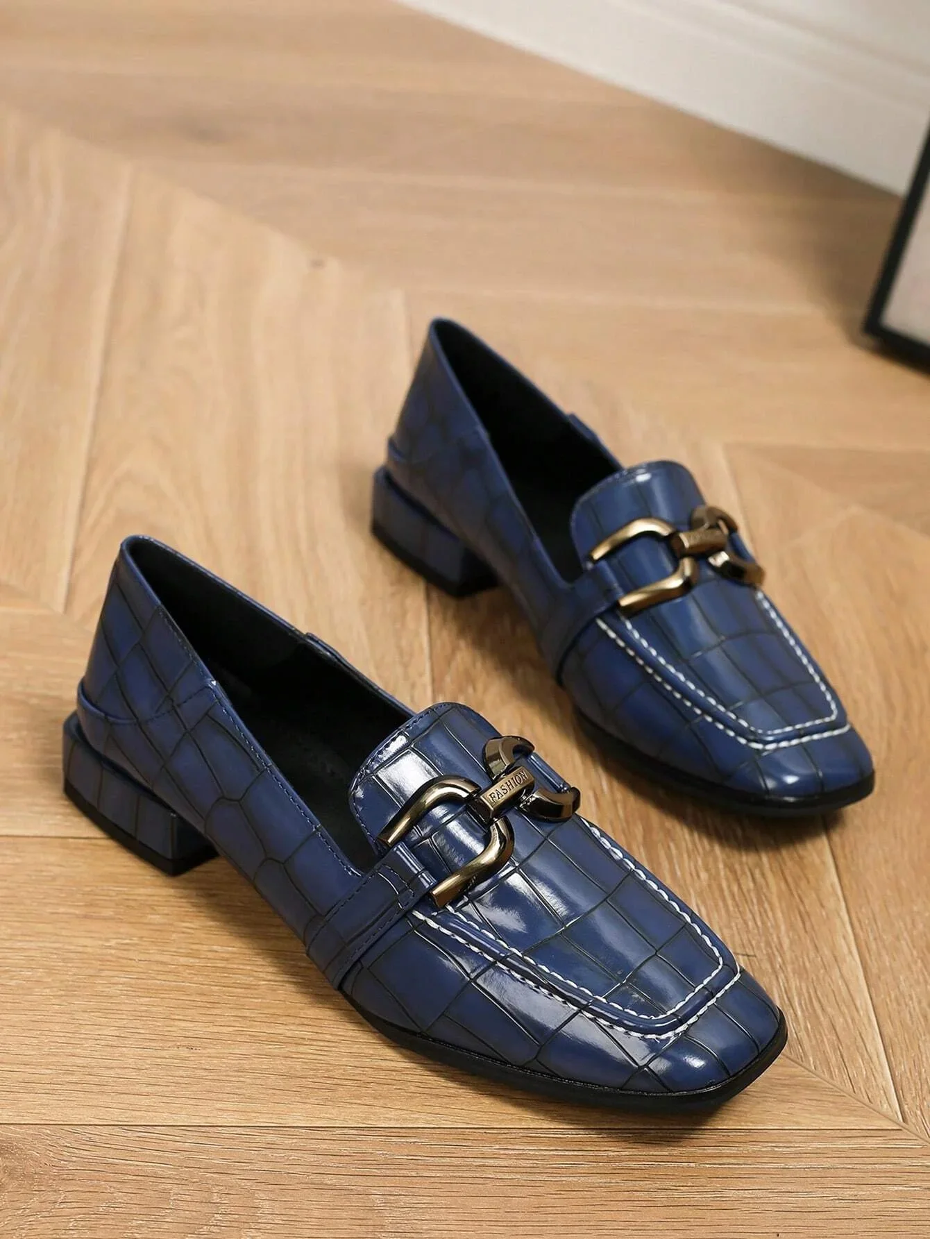 حذاء منبسط أنيق باللون الأزرق