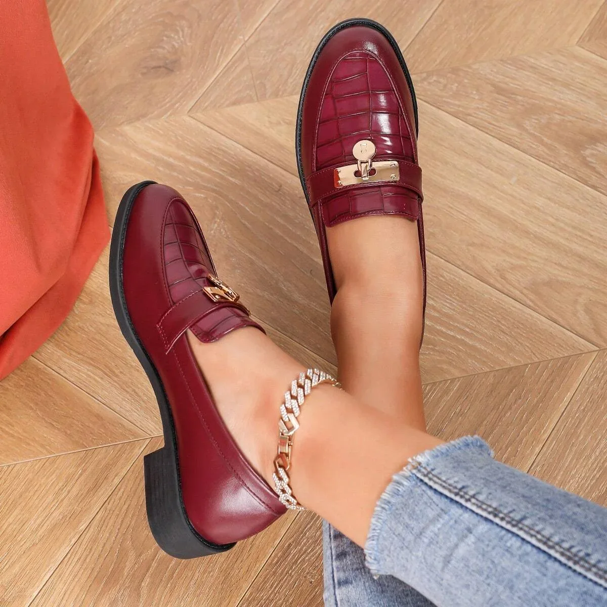 أحذية نسائية مسطحة لامعة