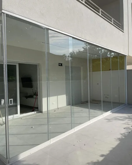 Pergola bioclimatique et pergola fix et système guillotiné