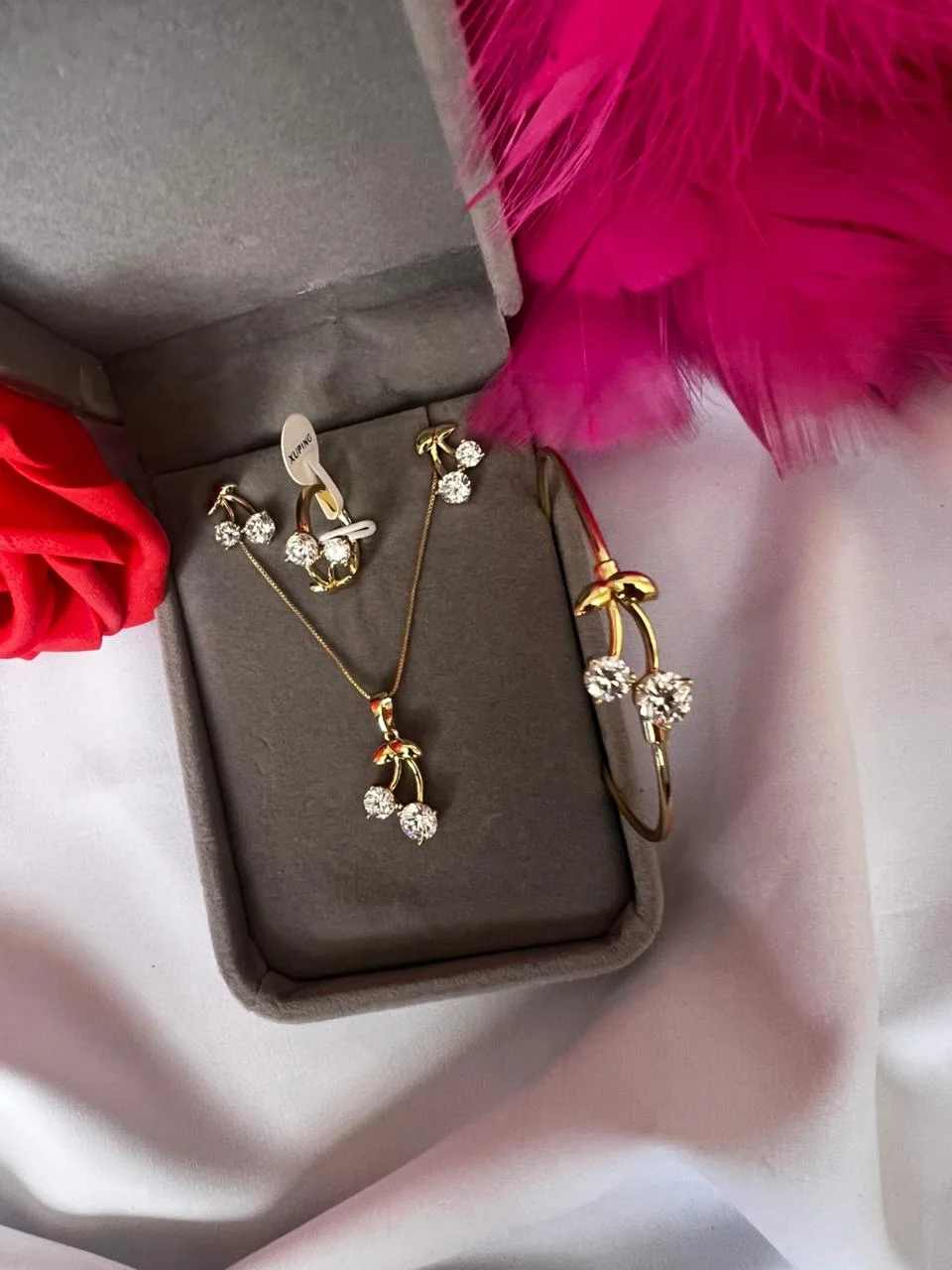 necklace cerise