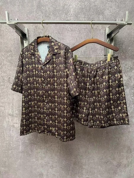 Ensemble de détente marron à monogramme doré