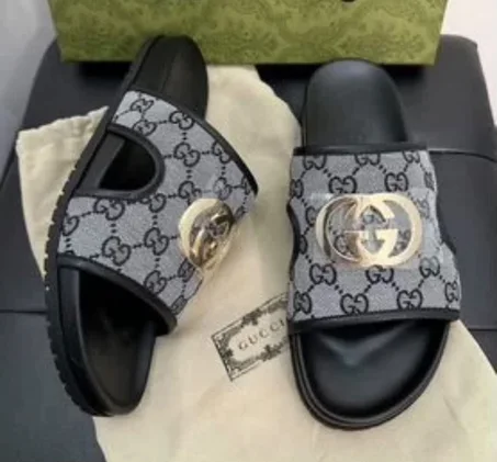 Mules Claquettes Monogramme – Toile Grise et Logo Doré