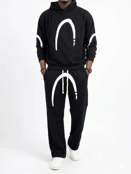 ensemble assorti en molleton noir met en valeur un style streetwear affirmé