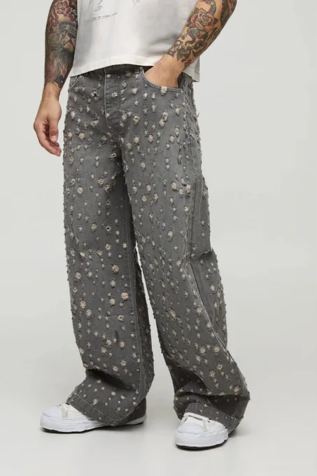 jean gris ultra-destructuré est le modèle All Over Ripped Grey Washed Parachute Jeans de la marque boohooMAN