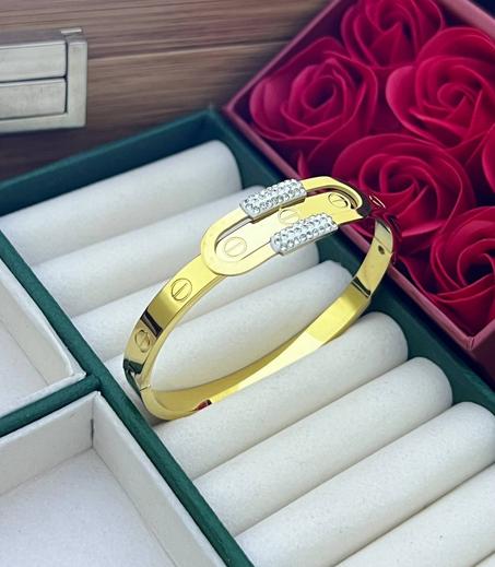 برايسلي  بالأحجار  أناقة التفاصيل فـ ستيل مقاوم للصدأ