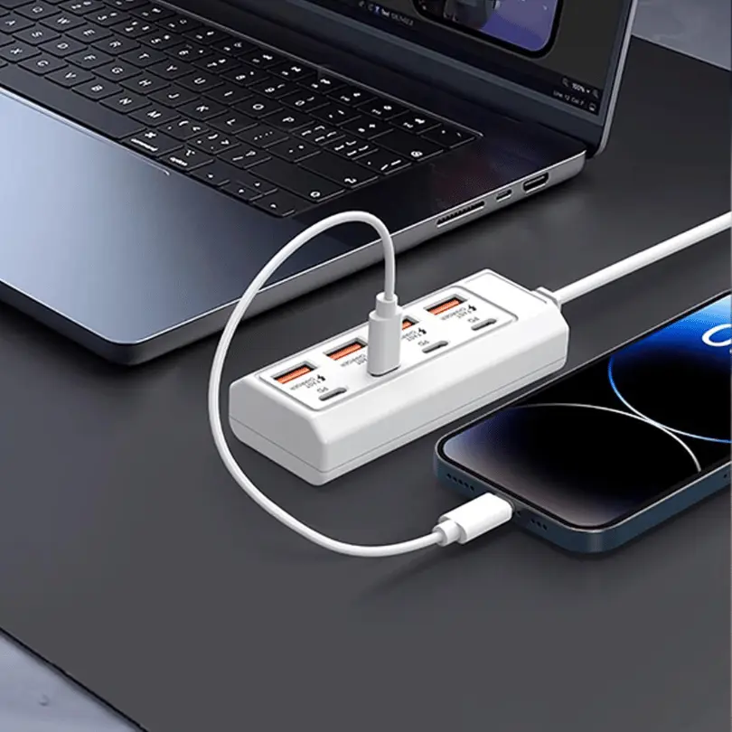 موزع شحن ٨ منافذ (4 × USB + 4 × Type-C) لشحن الأجهزة المتعددة بكفاءة