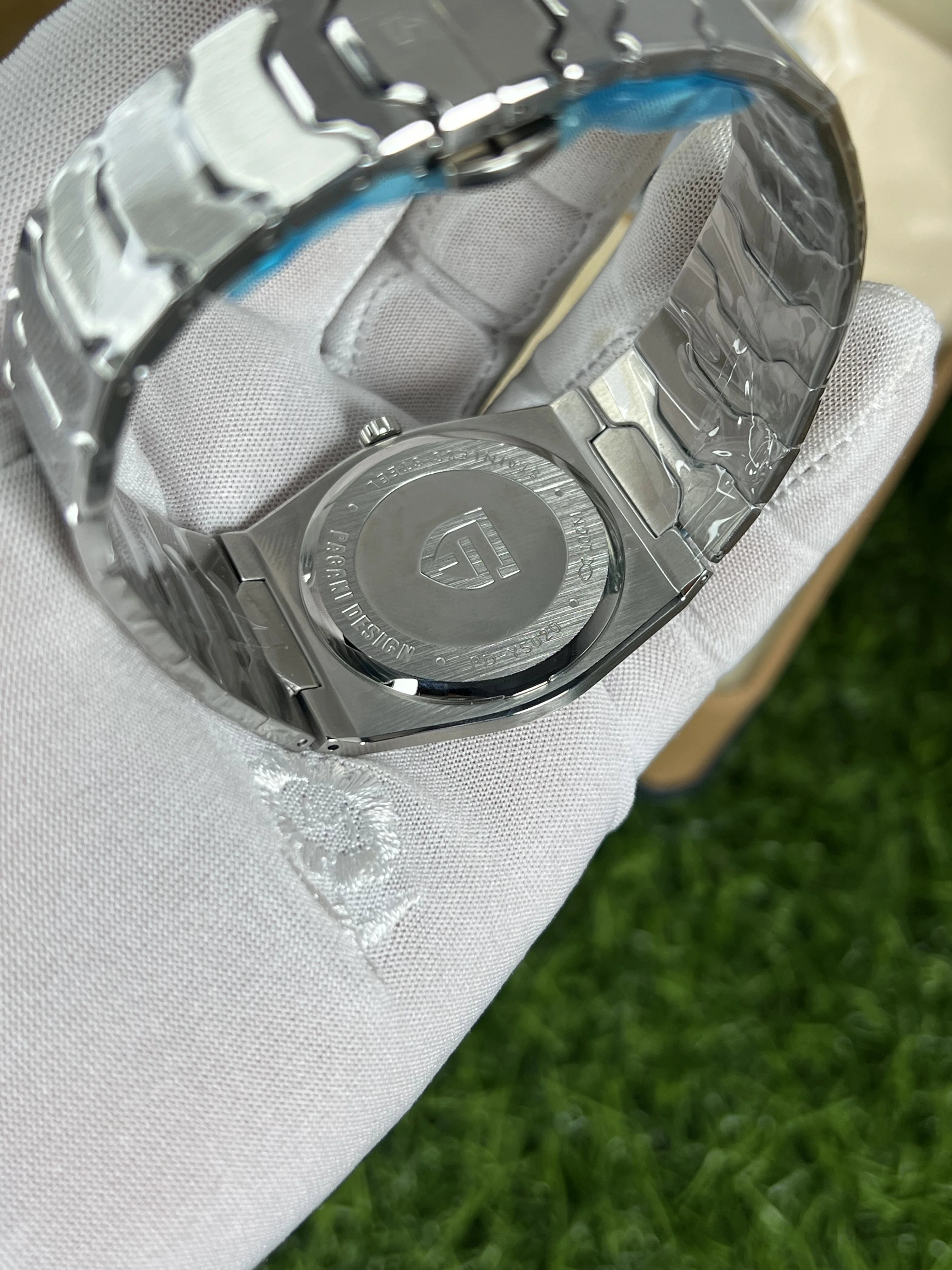 Pagani Design 7MM Ultra Mince Minimaliste Hommes Montres à Quartz, Verre de Saphir en Acier Inoxydable Montre-Bracelet, 100M étanche Lumineux Japon Mouvement