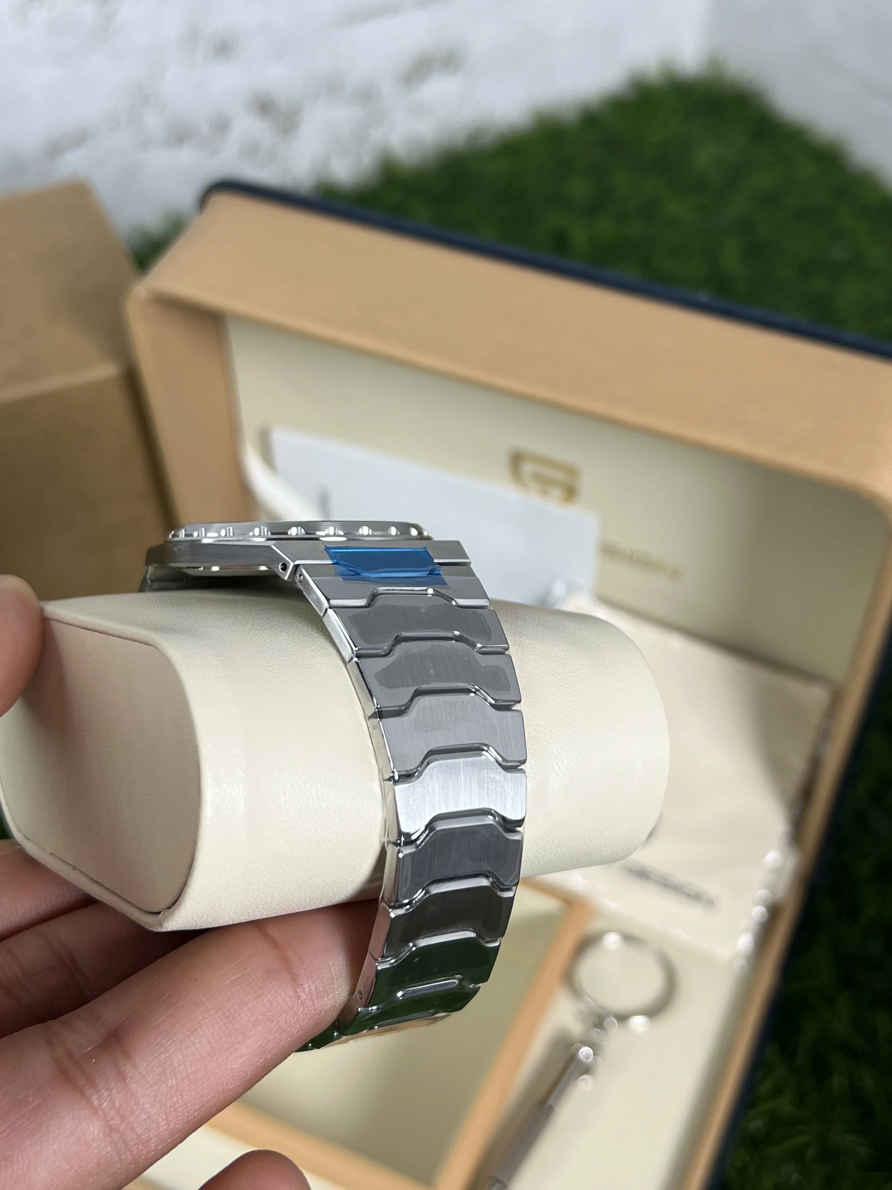 Pagani Design 7MM Ultra Mince Minimaliste Hommes Montres à Quartz, Verre de Saphir en Acier Inoxydable Montre-Bracelet, 100M étanche Lumineux Japon Mouvement