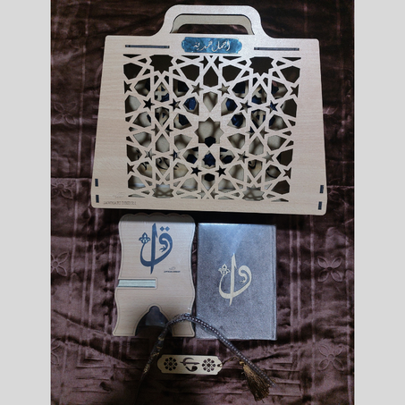 طقم صلاة _  "الهدية الروحانية" (سجادة، مصحف، حاملة قرآن خشبية، فاصة، سبحة، عطر مسك)