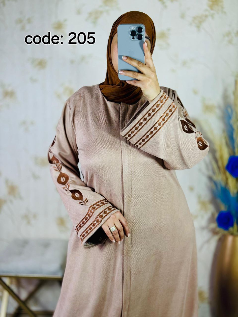 عباية طويلة . ثوب : فودان بطرزة سامبل