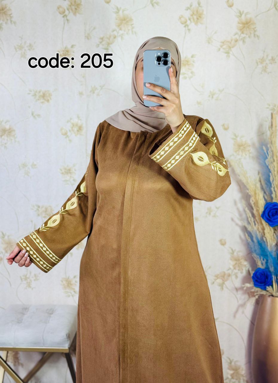 عباية طويلة . ثوب : فودان بطرزة سامبل