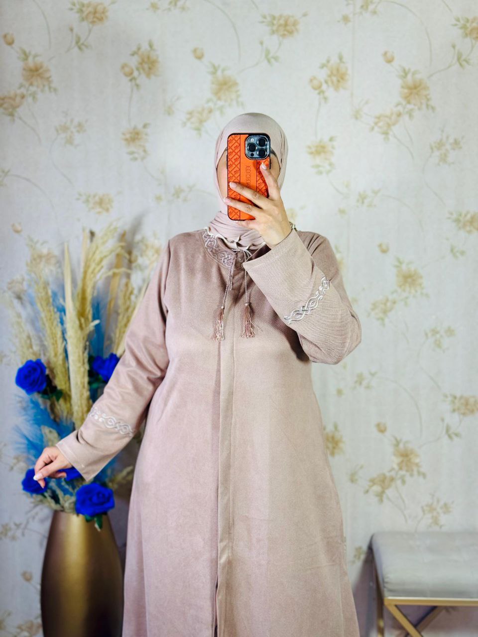 عباية طويلة  ثوب : فودان بطرزة.