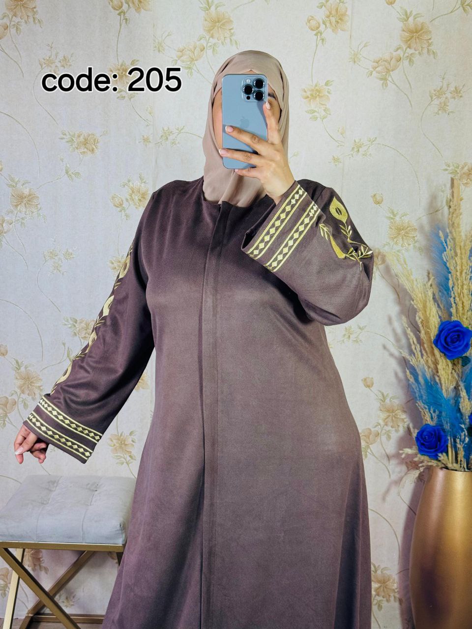 عباية طويلة . ثوب : فودان بطرزة سامبل