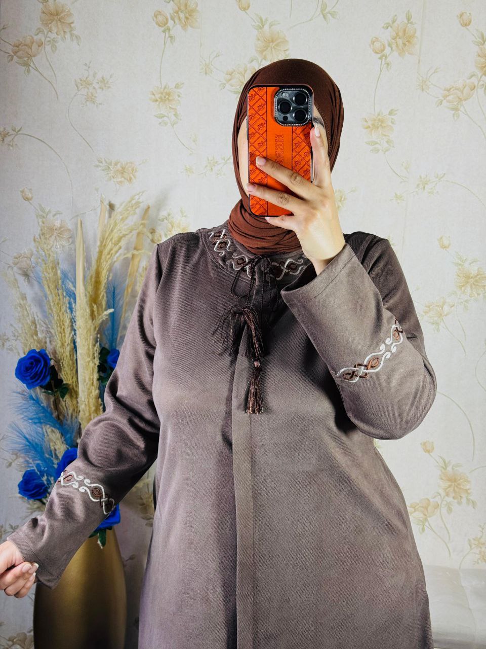 عباية طويلة  ثوب : فودان بطرزة.