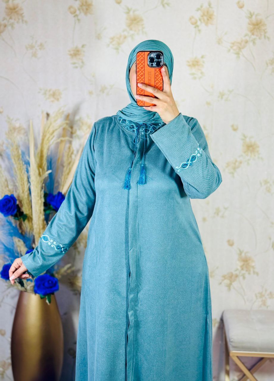 عباية طويلة  ثوب : فودان بطرزة.