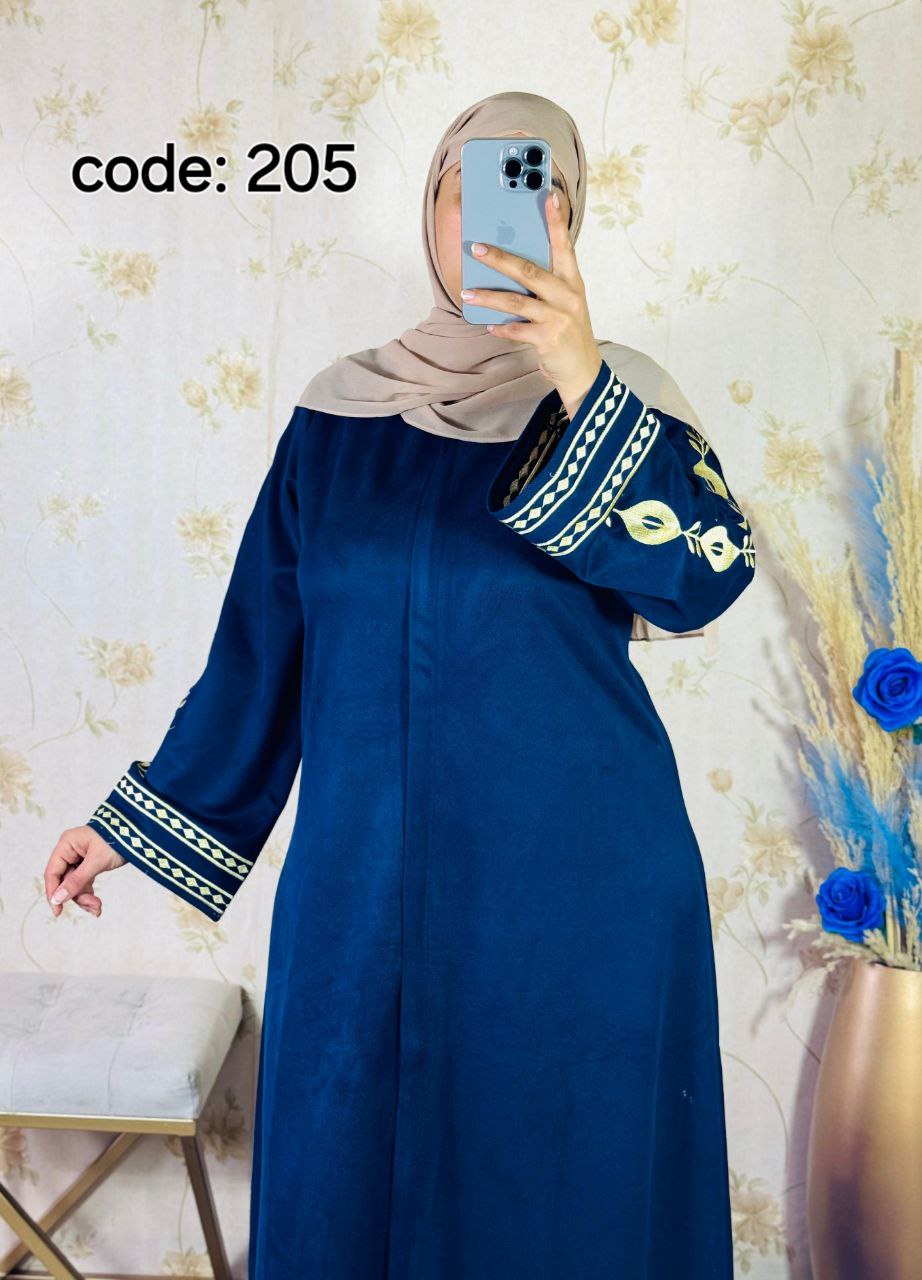 عباية طويلة . ثوب : فودان بطرزة سامبل