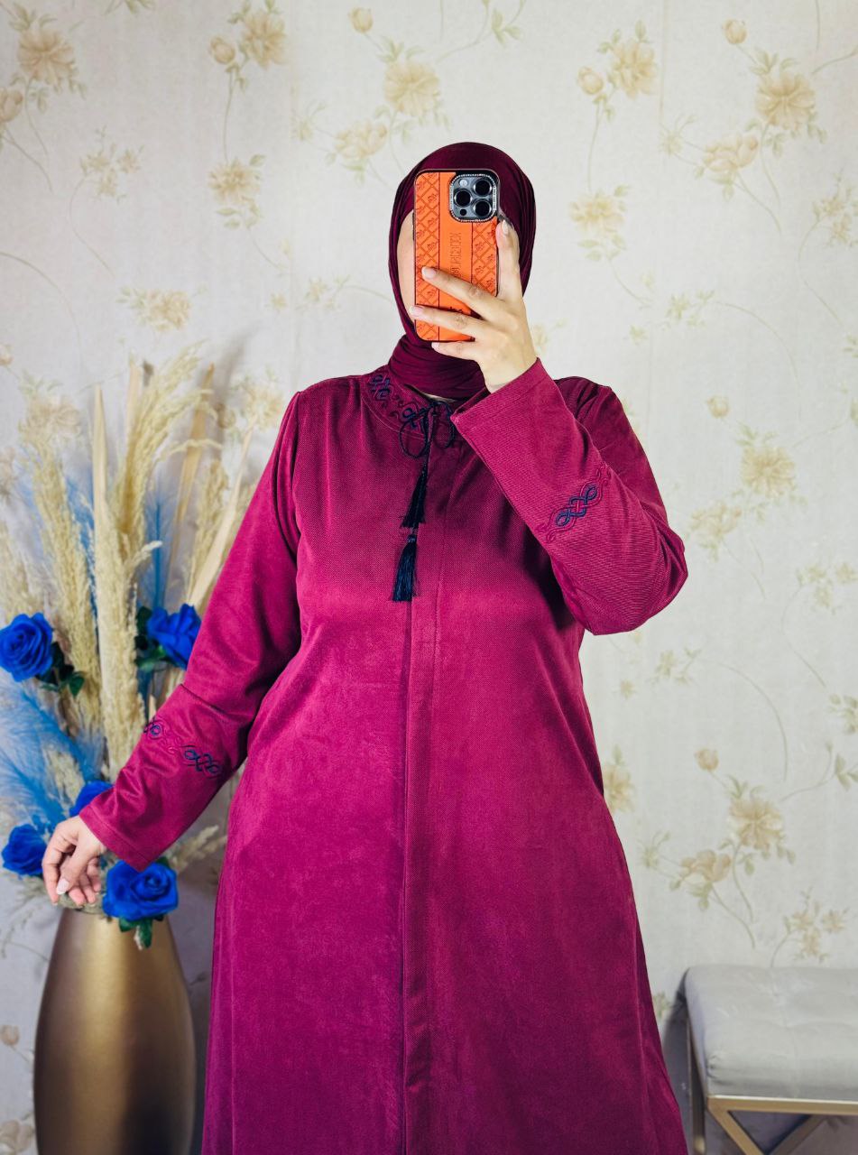 عباية طويلة  ثوب : فودان بطرزة.