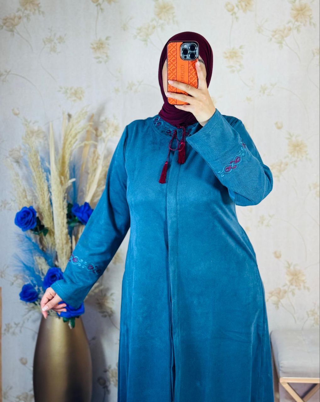 عباية طويلة  ثوب : فودان بطرزة.
