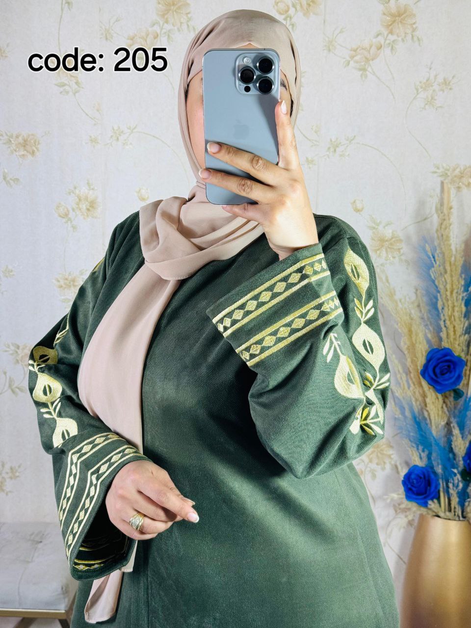 عباية طويلة . ثوب : فودان بطرزة سامبل