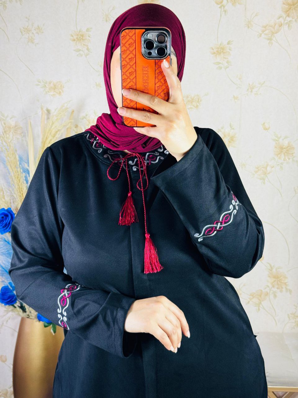 عباية طويلة  ثوب : فودان بطرزة.