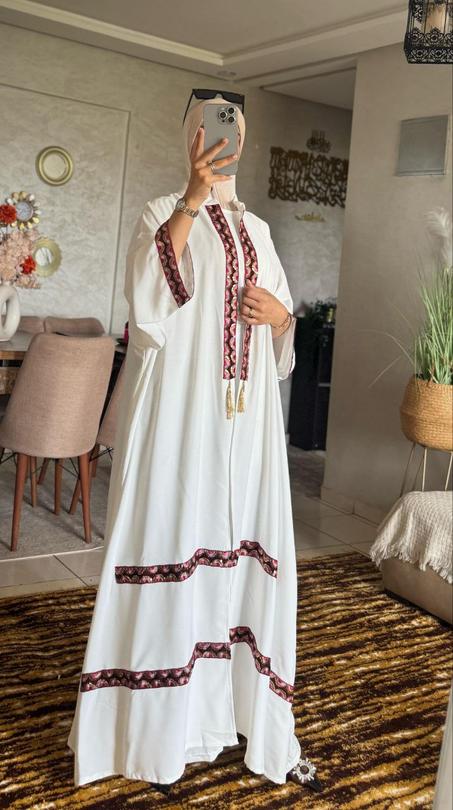 Une abaya élégante au design alliant héritage et modernité
