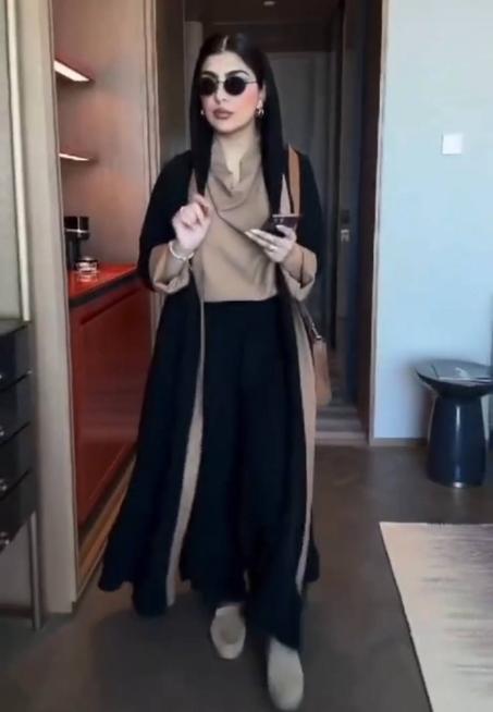 Une abaya Chanel trois pièces, au design sophistiqué.