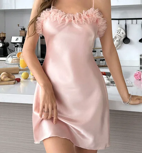 Robe de nuit à volants sans manches