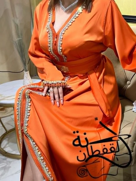 قفطان فاخر  من الستان الملكي  مرصع بالاحجار و الخرز و بأكمام  عصرية