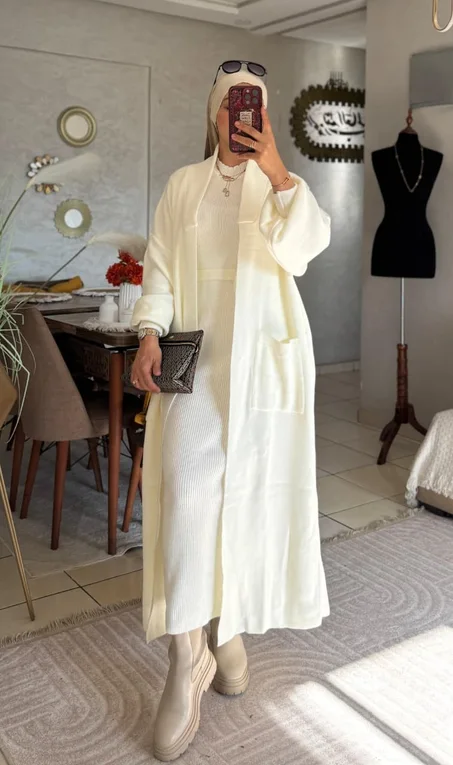 هذا الطقم (Ensemble) النسائي المكون من قطعتين هو تجسيد للأناقة العملية والمحتشمة، وهو مثالي للمواسم الانتقالية (الخريف والربيع) ولأجواء الشتاء الهادئة.