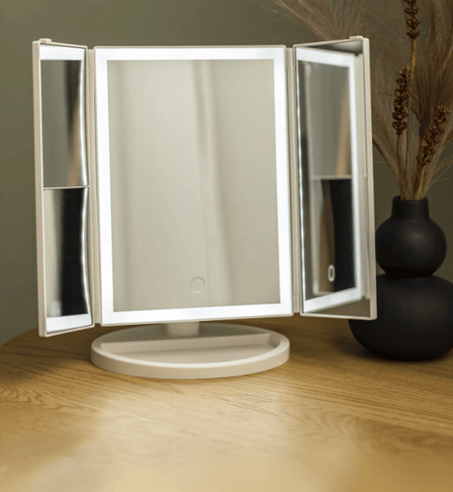 مرآة مع أضواء