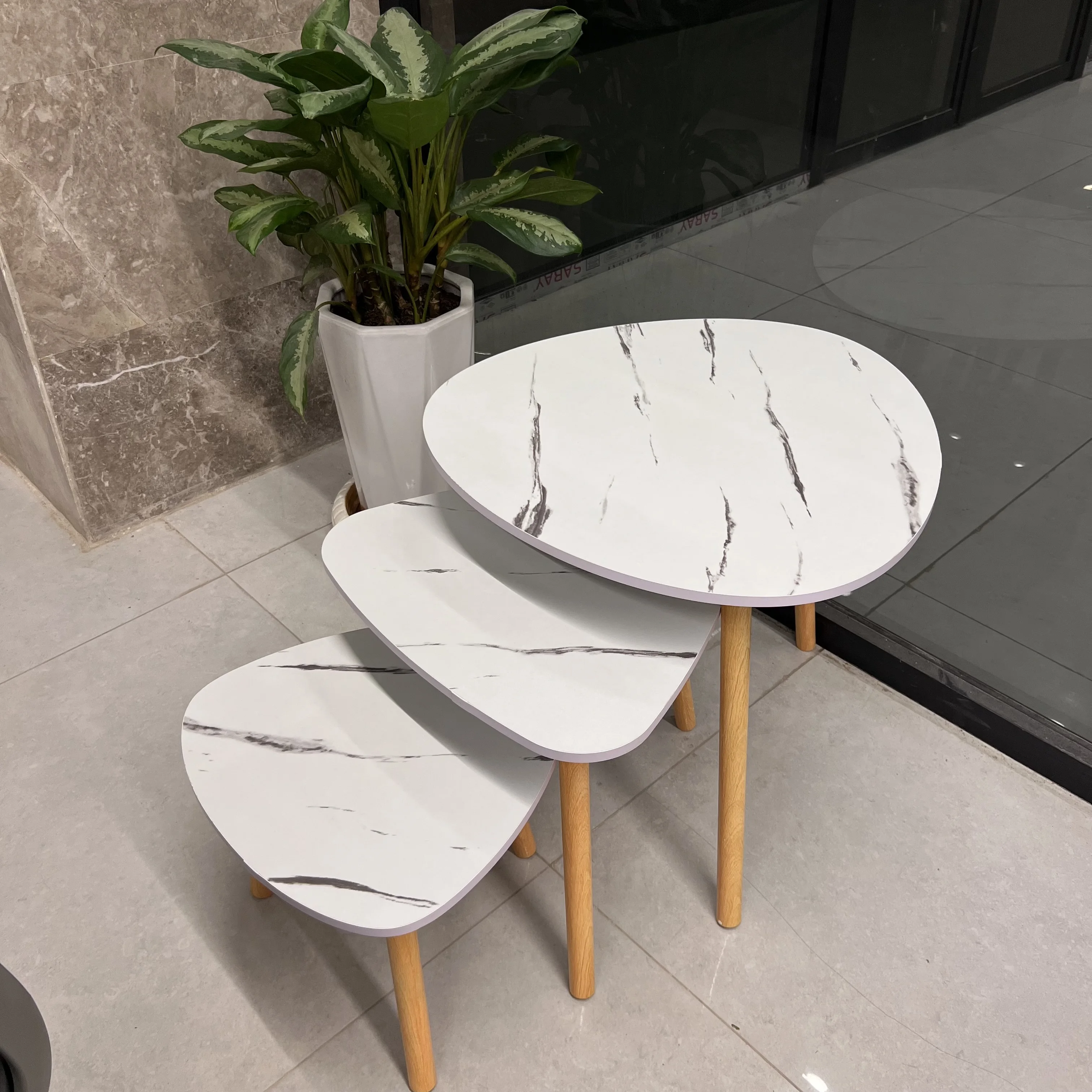 طقم طاولات رخامي متداخل 3 قطع – أرجل خشبية، تصميم عصري، أبيض مع عروق سوداء
