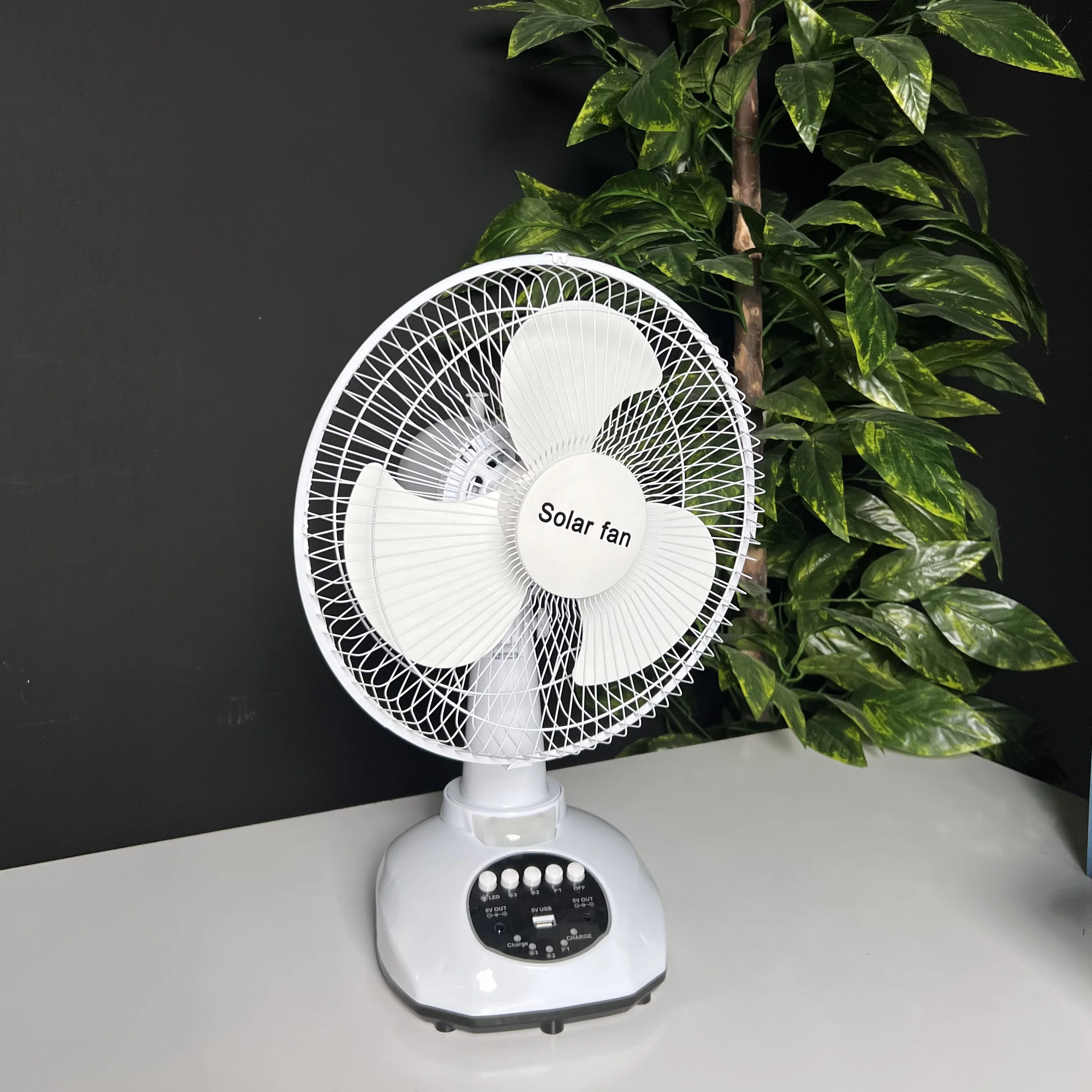 مروحة قابلة للشحن مع بطارية داخلية – 3 سرعات، منفذي USB، إضاءة منفصلة