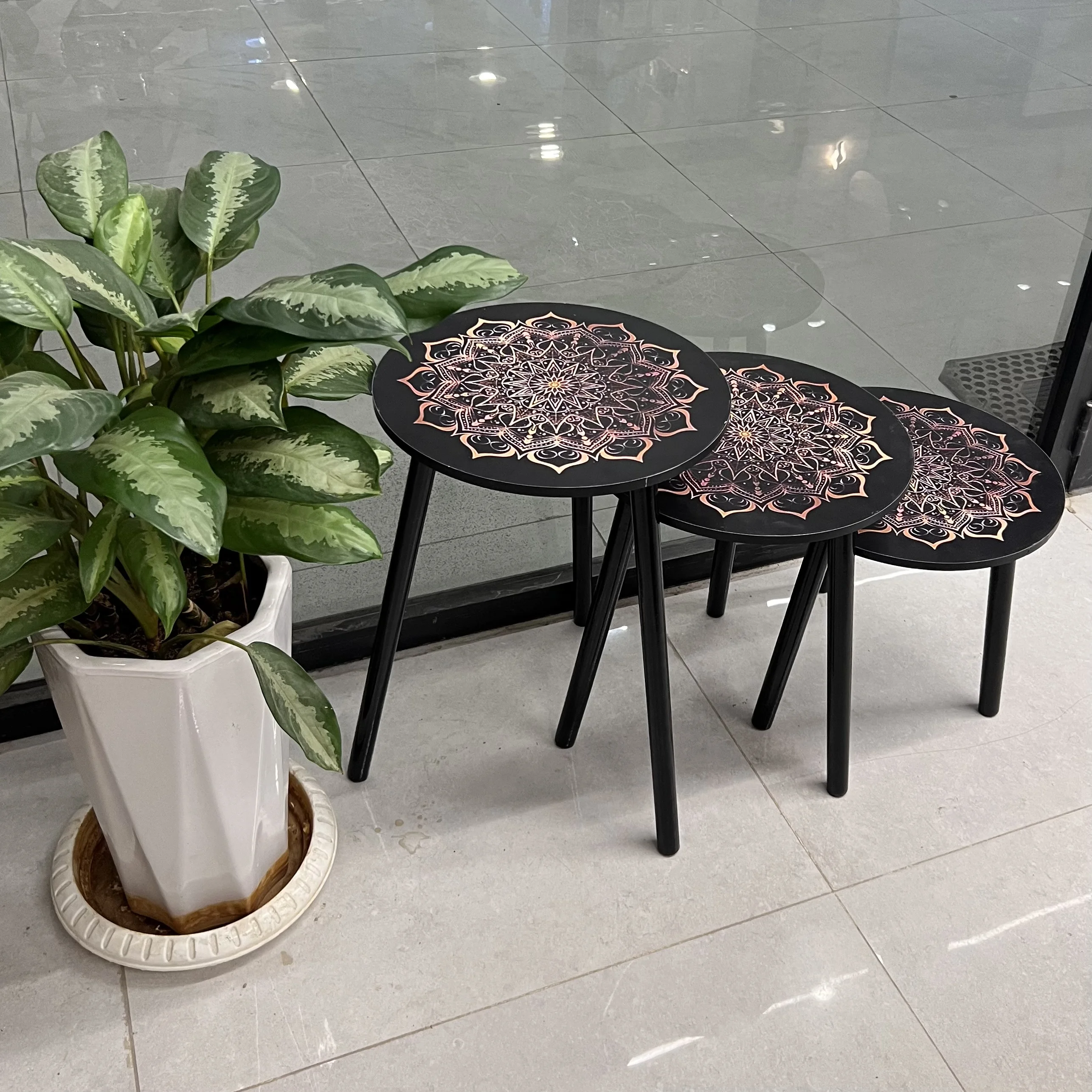 طقم طاولات متداخلة 3 قطع بنقشة الماندالا – أسود مع لمسات نحاسية وبرونزية، أبعاد 40 سم