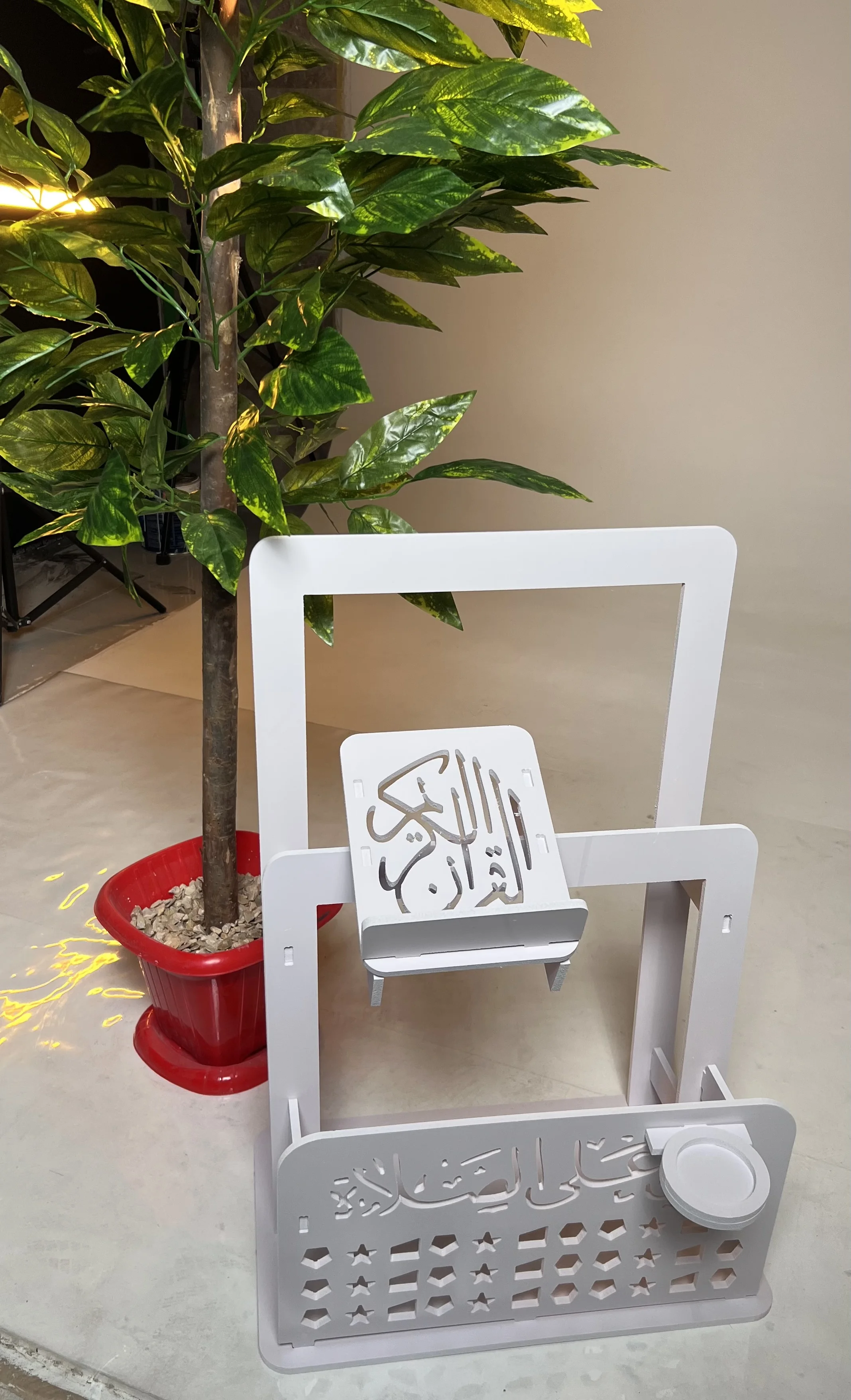 منظم الركن الديني – أبيض، حامل قرآن مائل، نقوش إسلامية مفرغة، حامل تربة وشمعة، تعليق سجاد