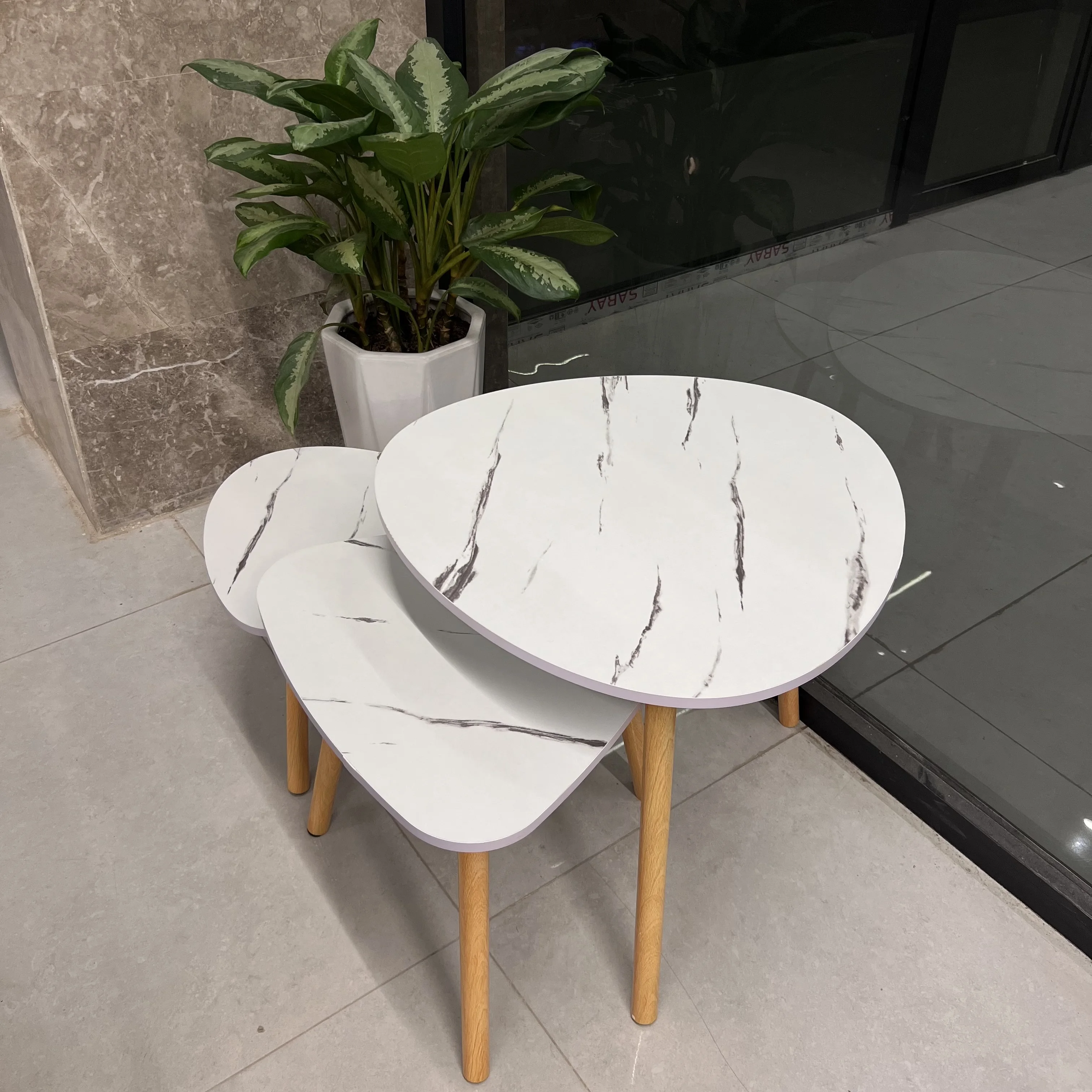 طقم طاولات رخامي متداخل 3 قطع – أرجل خشبية، تصميم عصري، أبيض مع عروق سوداء