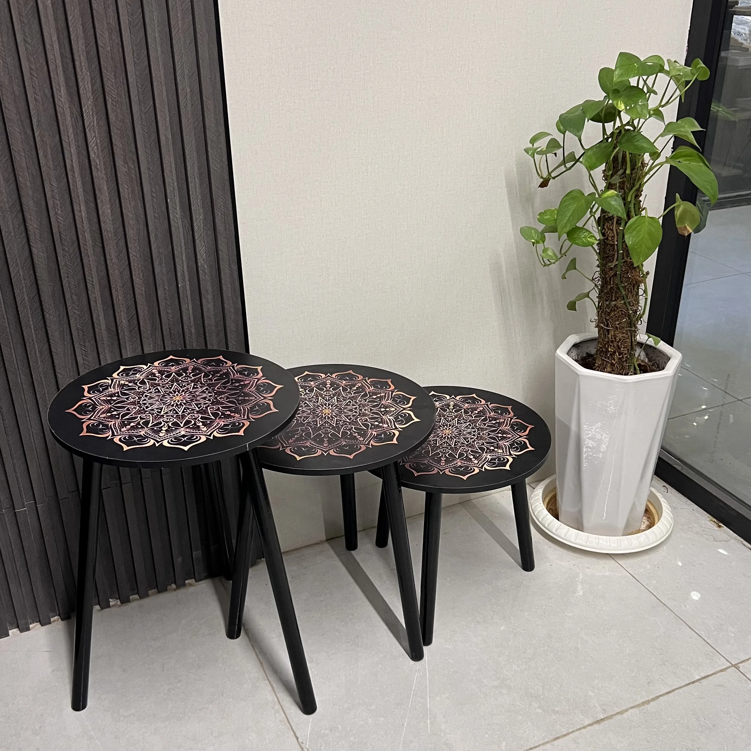 طقم طاولات متداخلة 3 قطع بنقشة الماندالا – أسود مع لمسات نحاسية وبرونزية، أبعاد 40 سم