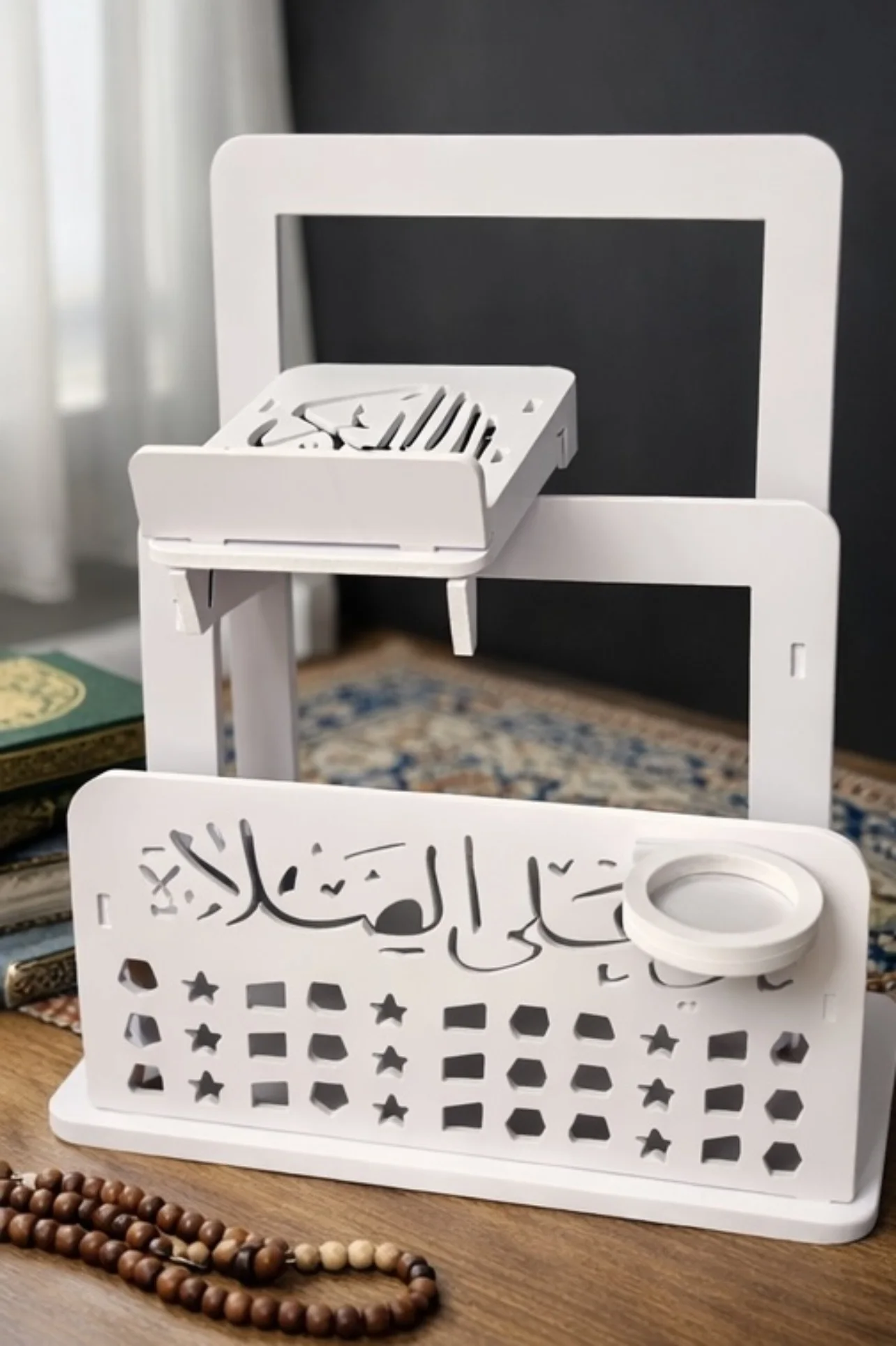 منظم الركن الديني – أبيض، حامل قرآن مائل، نقوش إسلامية مفرغة، حامل تربة وشمعة، تعليق سجاد