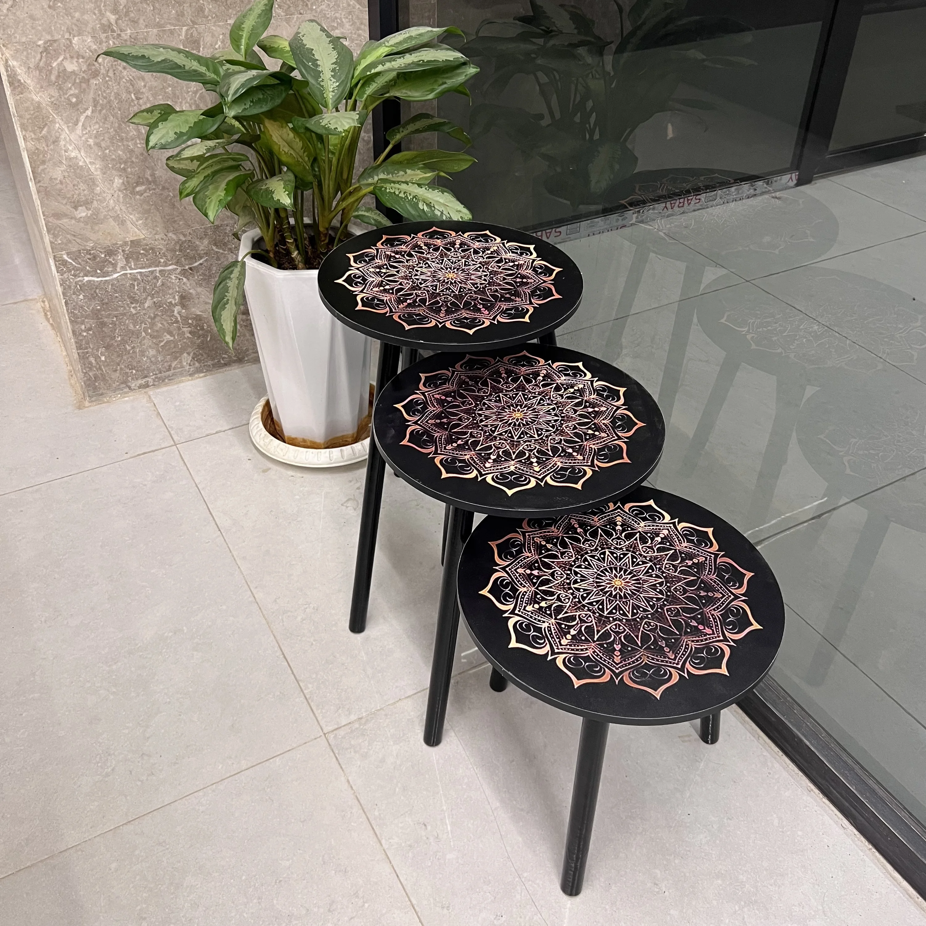 طقم طاولات متداخلة 3 قطع بنقشة الماندالا – أسود مع لمسات نحاسية وبرونزية، أبعاد 40 سم
