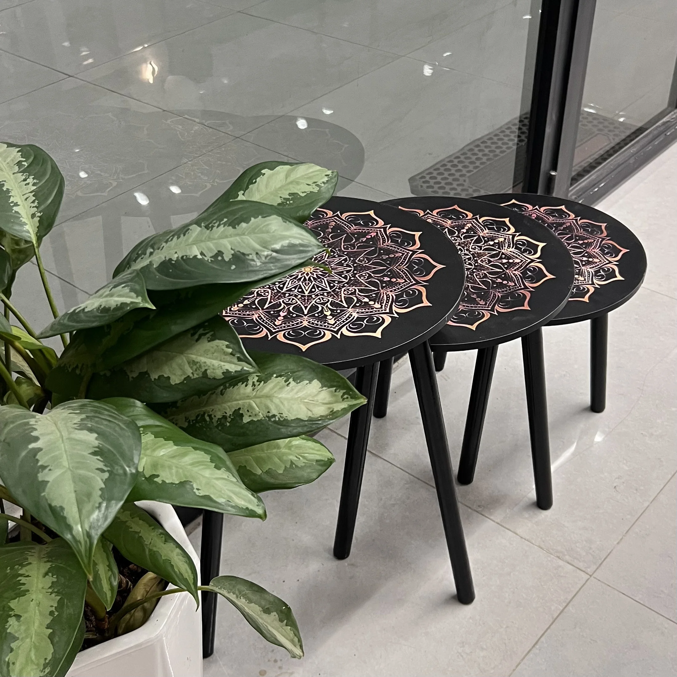 طقم طاولات متداخلة 3 قطع بنقشة الماندالا – أسود مع لمسات نحاسية وبرونزية، أبعاد 40 سم