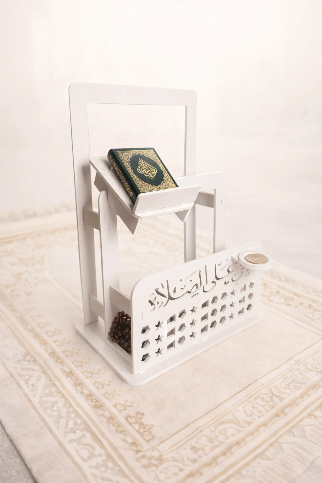 منظم الركن الديني – أبيض، حامل قرآن مائل، نقوش إسلامية مفرغة، حامل تربة وشمعة، تعليق سجاد