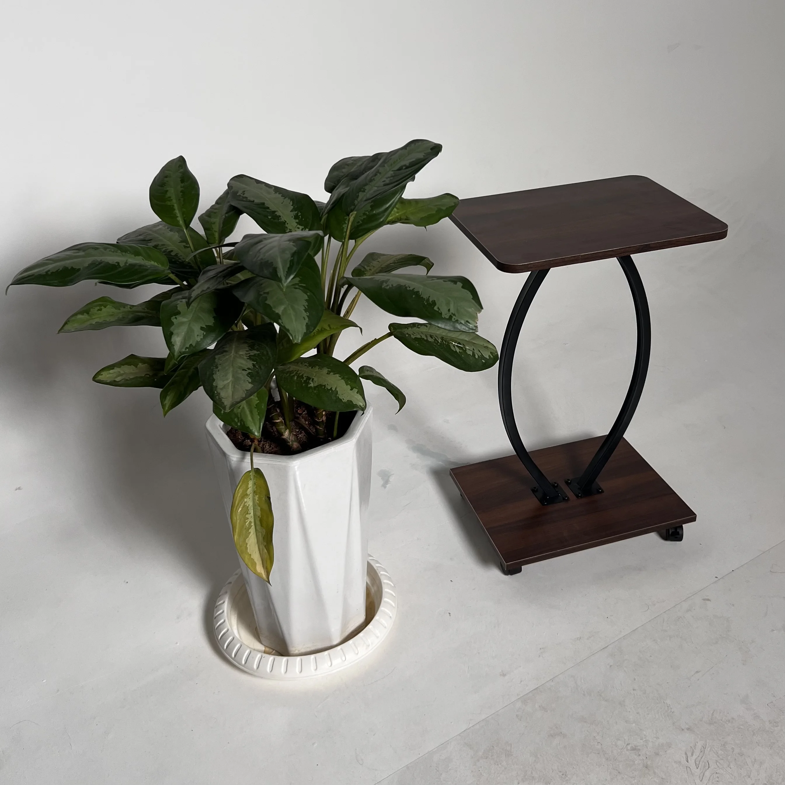 طاولة جانبية متحركة قابلة للتثبيت – تصميم C بعجلتين مع رف سفلي